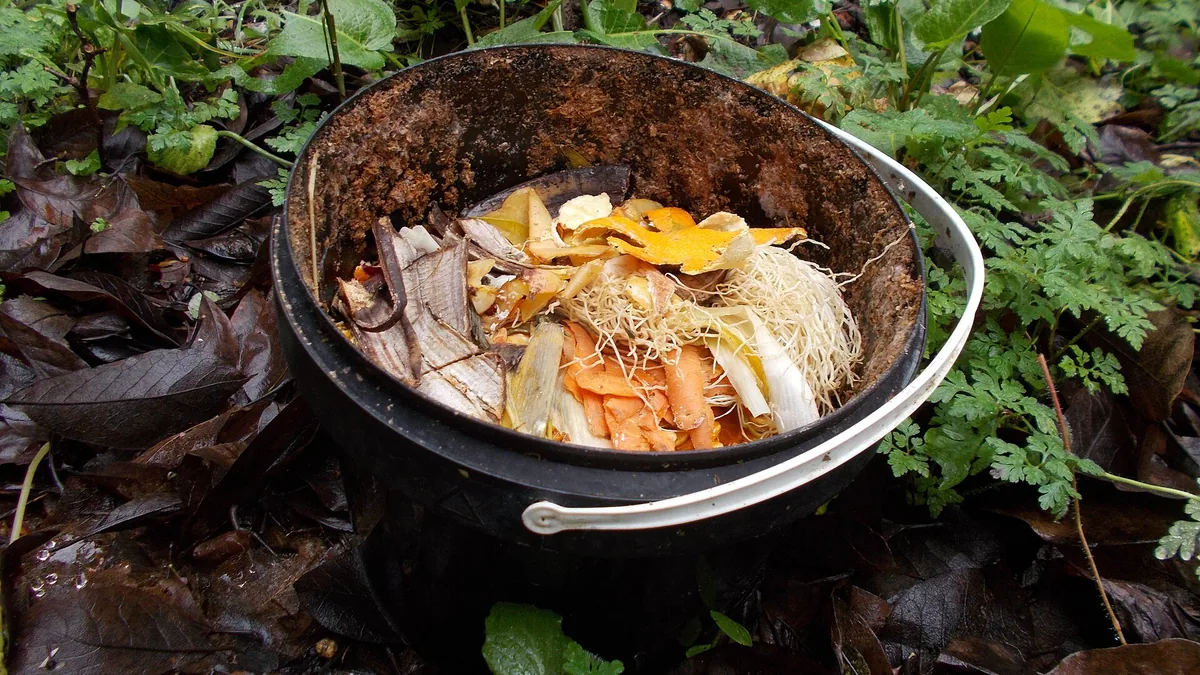 Bokashi: fermenteren in de keuken — illustratie bij artikel in categorie bodem composteren op EcoTuinen, de Nederlandse kennisbank voor ecologisch tuinieren.