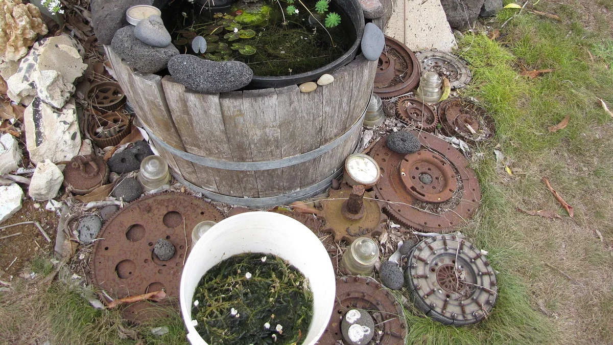 Compostthee brouwen: vloeibare bodemverbeteraar in 24 uur — illustratie bij artikel in categorie bodem composteren op EcoTuinen, de Nederlandse kennisbank voor ecologisch tuinieren.