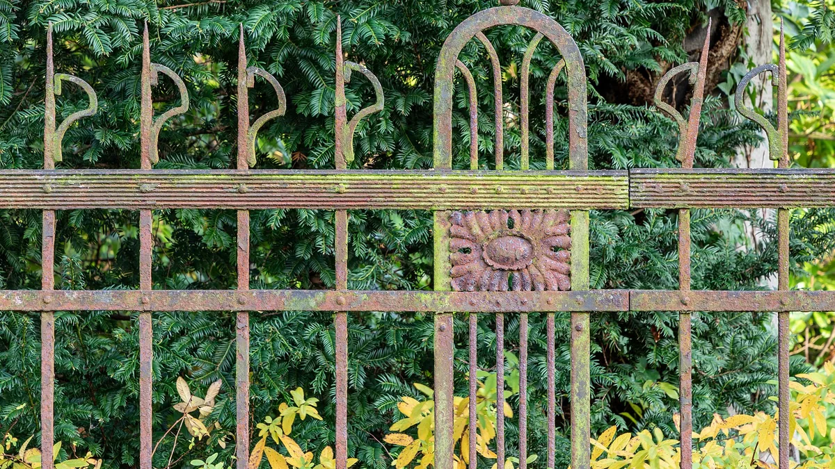 Takkenrillen en houttuin-elementen: snoeisel als biotoop — illustratie bij artikel in categorie biodiversiteit op EcoTuinen, de Nederlandse kennisbank voor ecologisch tuinieren.