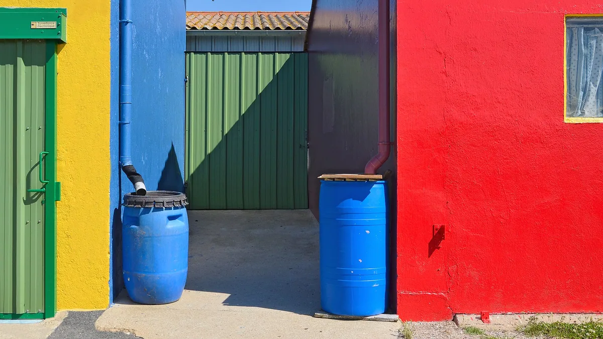 Regenwater opvangen en gebruiken in de tuin — illustratie bij artikel in categorie water in de tuin op EcoTuinen, de Nederlandse kennisbank voor ecologisch tuinieren.